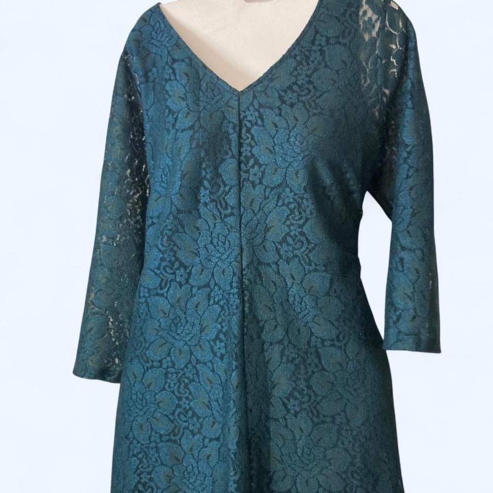 Teal lace dress with 3/4 sleeves and V-neck Línea M